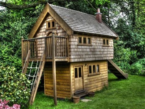 In caso si voglia costruire una tettoia in un terreno è opportuno piantare i pali di supporto in una colata di cemento, in modo che sia garantita la corretta stabilità della struttura. Casette in legno da giardino - Casette di legno ...