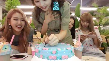 La mud cake è la base ideale per moltissime torte decorate, meglio conosciuta nella versione al cioccolato scuro. 2nd Anniversary, BLACKPINK Members Give Surprise VLIVE For ...