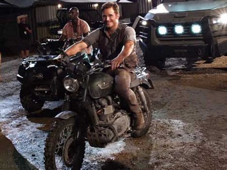 This is your chance to buy the triumph scrambler jurassic world motorcycle | carscoops. La Triumph Scrambler de Chris Pratt dans Jurassic Word ...