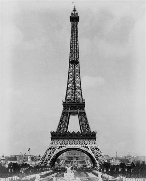 Le tour eiffel a jailli pour le centenaire de la prise de la bastille, en 1889, du côté du champs de mars bordant la seine, sur le lieu même où le 14 juillet 1790 s'était célébré un des temps forts de la. Ieri e oggi in 125 anni: l'anniversario della Tour Eiffel ...