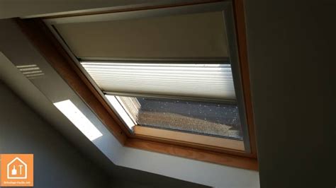 Le store occultant velux est idéal pour les chambres, offrant une occultation à 100 % à n'importe quelle heure de la journée, tout au long de l'année. Poser un store Velux : comment faire... - Bricolage Facile