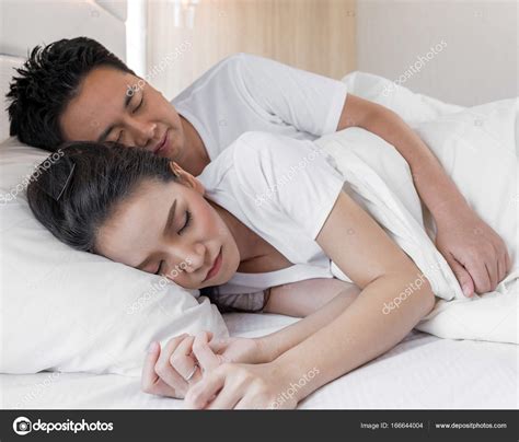 „ich hab sie voll weggefickt, digga.. Junges Liebespaar im Bett — Stockfoto © vichie81 #166644004