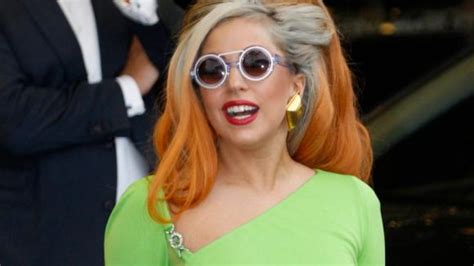 Denken sie nicht, dass das, was auf dem cover des magazins ist, ziemlich künstlich aussieht? fragt die sängerin. NEWS Kampf gegen Bulimie - Lady Gaga feiert Makel ...