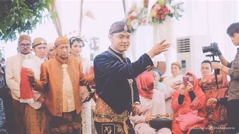 Setelah menginjak telur, prosesi pernikahan adat jawa berlanjut ke mengenakan kain sindur kepada kedua pengantin yang berjalan menuju pelaminan. Dalam pernikahan adat Jawa, pasangan pengantin saat menuju ...