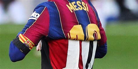 Porque aprendí a amar al club estando muy poco y voy a volver. Messi homenajea a Maradona con la camiseta del Newell's ...