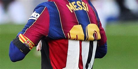 Maradona mengembuskan nafas terakhir di usia 60 tahun pada rabu (25/11). Messi homenajea a Maradona con la camiseta del Newell's ...