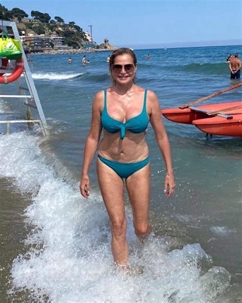 Check out the latest pictures, photos and images of simona ventura. Simona Ventura in bikini a 55 anni: 'Ho la pancetta, ma ...