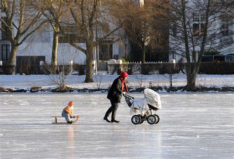 Wenn alle jubeljahre einmal die alster zufriert, findet hamburg seine mitte. Hamburger SAMMELSURIUM || Schlittschuhlaufen auf der ...