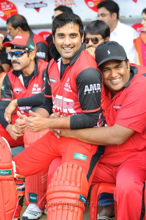 Une équipe unie, soudée, qui ne faisait plus qu'un seul homme (ou plutôt une seule femme!) sur le terrain. CCL 2012 Telugu Warriors vs Bengal Tigers Match Stills ...