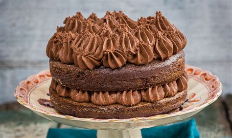 This vegan cake is a good recipe to have on hand any time you need to make a basic chocolate cake. Vegan_chocolate_mousse_cake_step9 - FAB