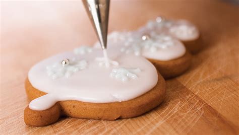 Super easy royal icing, no meringue powder, cookie icing, cake icing, gingerbread house icing, quick royal icing, fast royal icing. Royal Icing Without Meringe Powder Or Tarter : Pin by Mary ...