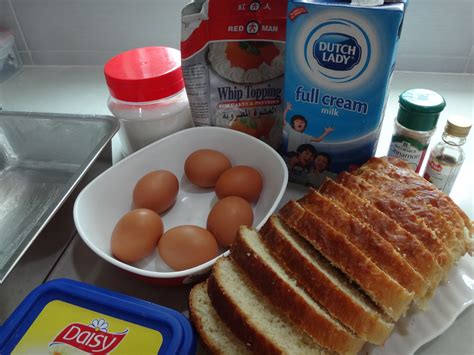 Tuang adunan ke atas susunan roti dan tabur kismis. Puding Roti Berkuah Yang Sedap | CeqGu