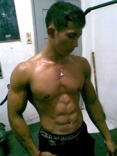 Melihat tampang mereka yang maskulin banget dengan wajah tampan dan tubuh bagus, tentu banyak yang mengira mereka normal. Cowok GYM 2017 pria Sixpack