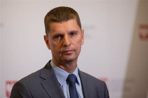 Tegoroczni maturzyści mogą sprawdzać już wyniki egzaminu maturalnego. MEN i CKE podało wyniki matur 2020 — to najgorszy wynik od ...