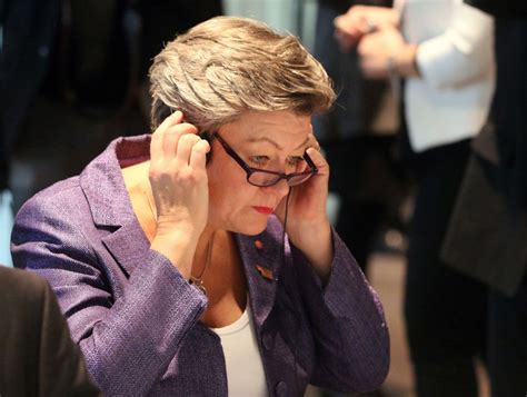 Ylva johansson uttryckte i vintras en förhoppning om att tillsammans med samarbetspartierna kunna hitta ett nytt mål om. Schwedische Arbeitsministerin will Asylsuchende zurückschicken