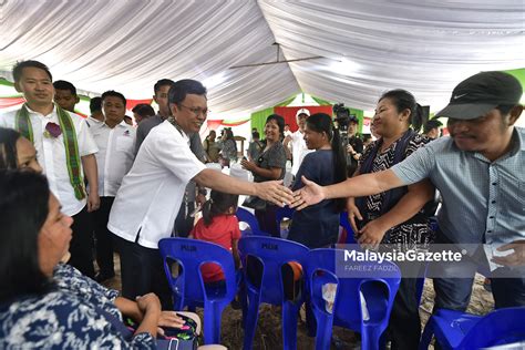 Masyarakat cina membuat persiapan bagi meraikan sambutan tahun baru cina dengan membeli pelbagai perhiasan, termasuk tanglung untuk digantung di anjung rumah, ketika tinjauan di kuala lumpur, 11 feb, 2021. FOTO Shafie Apdal Hadir Sambutan Krismas dan Tahun Baru ...