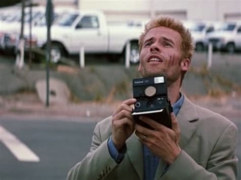 However, memento just presents itself and uses its strange storytelling methods to put you in the shoes of the main character. Problemas Filosóficos: Amnésia (Memento)