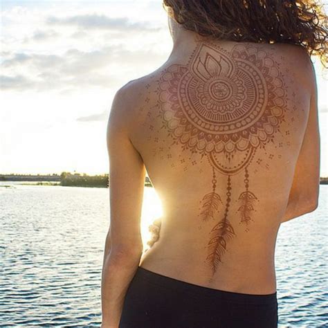 Discover the beauty and power of henna tattoos with these gorgeous, versatile designs. Henna Tattoo - uralte Kunst zur temporären Hautverzierung ...