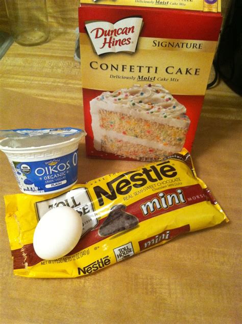 I wanted to make cookies for my granddaughters and needed directions on how to make them using cake mix. "Cake Cookies" - One box Duncan Hines cake mix Half bag of ...