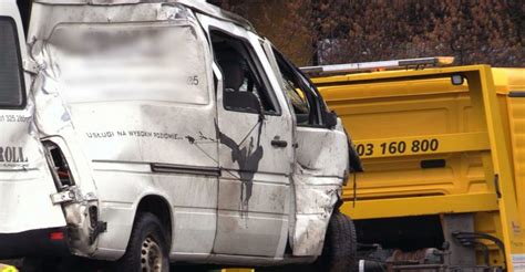 Nie żyje mężczyzna, który miał przebiegać przez ulicę. Wypadek sparaliżował DTŚ w Katowicach. Dwie osoby ranne ...