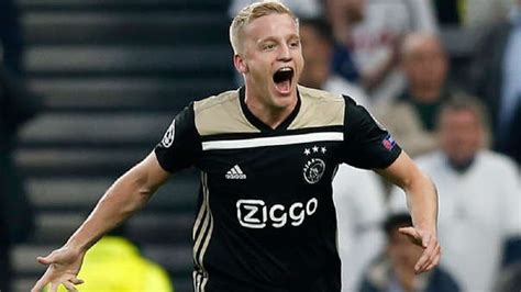 Hij is een nummer 10 die door zijn positionering en zijn loopacties twijfel zaait bij een tegenstander. Real Madrid - Fichajes 2019 | Donny van de Beek jugará la ...