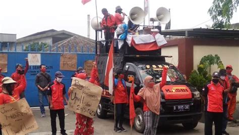 2 kelurahan karanganyar kecamatan neglasari kota tangerang. Gaji Belum Dibayar, Puluhan Buruh Demo PT Mitra Serasi ...