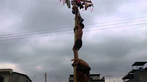 Palo encebado el palo encebado consistía en un palo afirmado en el suelo, de 10 a 15 metros de altura, cubierto de manteca, aceite o grasa juegos tradicionales los juegos tradicionales son todos aquellos que se transmiten de generación en generación, pudiéndose considerar específicos o. Cosas de mi Ecuador - Palo ensebado 2 - YouTube