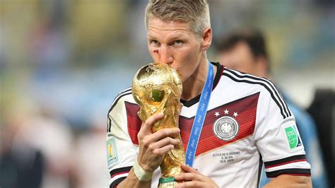 Bastian schweinsteiger ist ein ehemaliger fußballspieler aus германия, (* 01 авг. Football news - Germany's World Cup winner Bastian ...