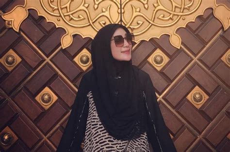 Andre taulany bantah gosip perceraian dengan istri. Mengintip Penampilan Erin Taulany, Istri Andre Taulany Saat Mengenakan Hijab, Modisnya Kebangetan!