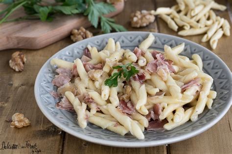 A parte spezzetta grossolanamente le altre 8 noci e tieni tutto da parte. Pasta con speck e noci in crema di mascarpone, primo ...