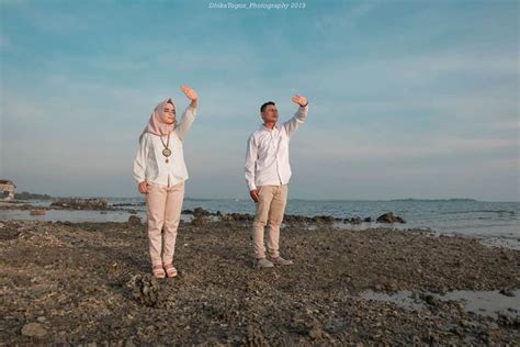 Foto prewedding tema nuansa alam terbuka di tempat foto prewedding di telaga madirda, persawahan terasering, perbukitan lereng gunung lawu. √ 15+ Foto Prewedding Kekinian: Unik/Islami/Casual/Romantis
