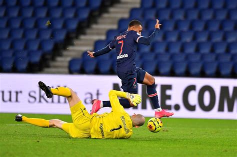 French ligue 1 match angers vs psg 16.01.2021. 2021_PSG_Angers_MbappevsBernardoniPSG - Histoire du #PSG