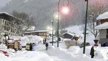 Der nebel ist weg, das wetter ist besser, (es) liegt kein schnee, mehr auf den straßen, das gewitter ist vorbeigezogen, es bleibt länger warm, es friert nachts nicht mehr sobald das wetter besser ist, können die kinder wieder draußen spielen. Wann gibt es Schnee | wissen-24.org