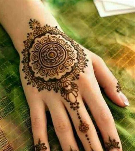 The mehndi design in this app is hd and high quality images. Gol Tikki Mehndi Designs For Back Hand Images / Best Gol ...