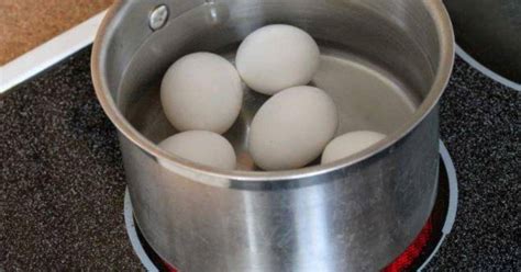 Paling stress sekali bila masak telur mata pastu kuning telur pecah. Cara Mudah Rebus Telur Kupas Kulit Isi Tak Lekat, Cantik ...