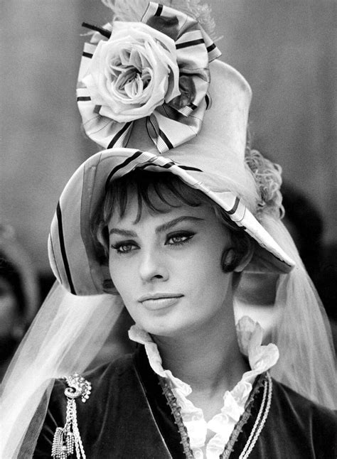 Sofia loren still turning heads after 60 years in hollywood. Sophia Loren en 2020 | Sophia loren, Sofia loren, Fotos de ...