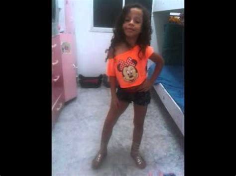 Dancando streams live on twitch! menina de 6 anos dançando Anitta - YouTube