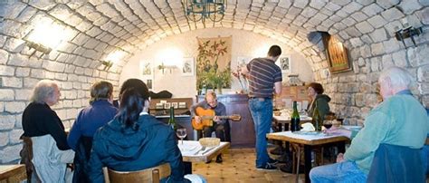 La mère de benedetta n'est pas la seule, ni la première à s'inquiéter. Restaurant La Mère Agitée Paris 14 ème - français