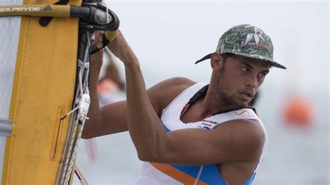 Hij kan tijdens zijn voorbereiding op de olympische. Windsurfer Badloe wint met overmacht in Melbourne | NOS