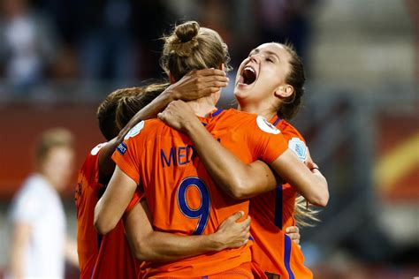 En hij is niet helemaal naar barcelona gevlogen om te verliezen. Oranje leeuwinnen naar de finale - MAX Vandaag