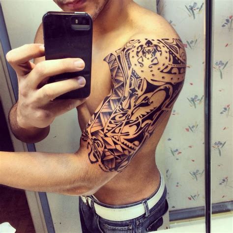 Despite the societal tendency to deem tattoo placement appropriate based on one's gender, the shoulder is a universally accepted location for either gender to get inked. Download Free Shoulder Blade Tattoo Designs For Men My ...