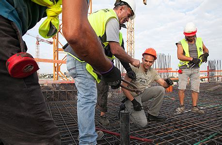 משרד הבינוי והשיכון מסייע בשכר דירה ובהנפקת תעודות זכאות, לאזרחים העומדים בקריטריונים לסיוע בשכר דירה ותעודות זכאות. יש לנו עניין בפועלי בניין, כי אין מספיק