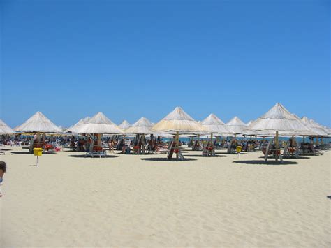 Isamar liegt direkt am strand und besitzt eine großartige poolanlage mit mehreren becken, kinderpools und wasserrutschen. Strand van Pescara - Pescara.nl