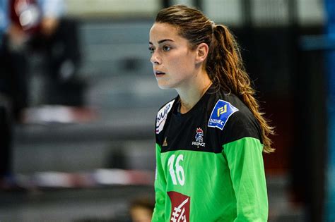 Darleux ferme bien l'angle à fodor, nouvel arrêt, le 10ème ! EHF Euro 2020 : Cléopatre Darleux préférée à Laura Glauser ...