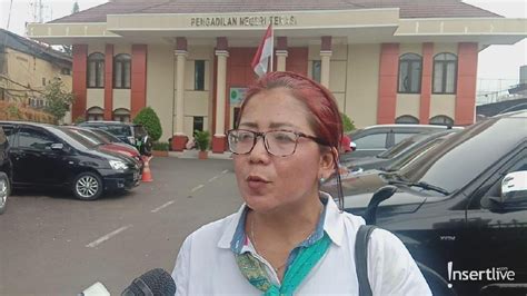 Hilda vitria mempertanyakan buku nikah yang dibawa kriss hatta sebagai bukti. Sidang Ditunda, Ibunda Kriss Hatta Salahkan Pihak Hilda Vitria