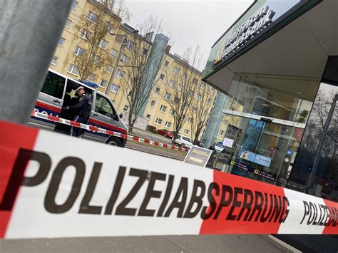 Eine alarmfahndung brachte vorerst kein ergebnis. Banküberfall: Linz-Urfahr: Bewaffneter Bankräuber auf der ...