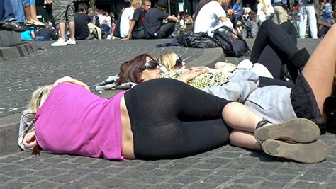 Huge collecttion of celebrity photos, with daily updates. A creep shot of a tourist wearing see-through yoga pants ...