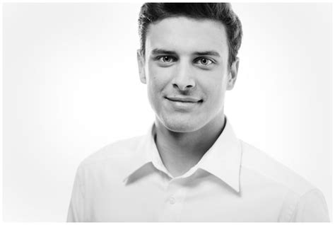 Man kann das bewerbungsfoto selber machen und sich erfolgreich präsentieren, wenn einige punkten berücksichtigt werden. Bewerbungsfoto junger Mann © Berliner Fotostudio LUMENTIS ...