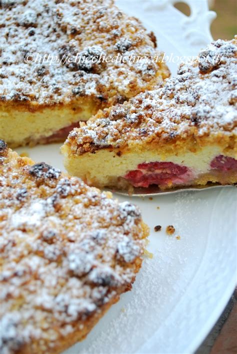 La sbriciolata alle fragole è un dolce tipo una crostata, preparato con una pasta frolla non molto compatta, che si presenta con delle grosse briciole che in cottura si attaccheranno. Le chicche di chicca: Sbriciolata alla Crema di Ricotta e ...