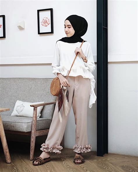 6 inspirasi stripes outfit hijab kekinian ala selebgram hijab! Gaya Terbaru 54+ Ootd Baju Hitam Polos